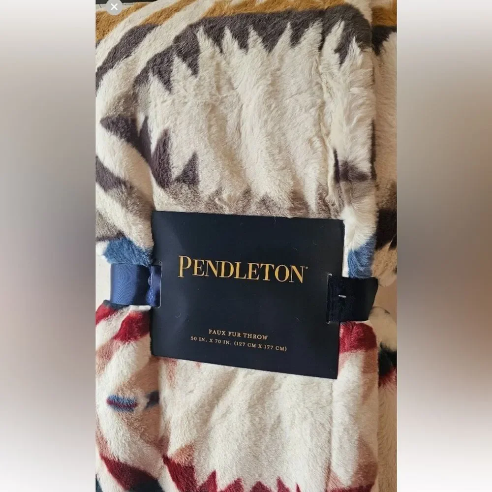 🔥 RARE🔥 Pendleton Faux Fur Throw in White Sands!